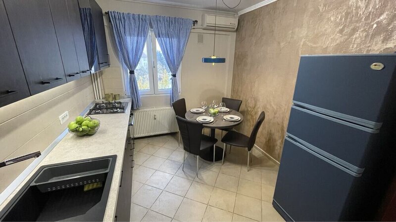 Dorobanti, Liceul Caragiale,